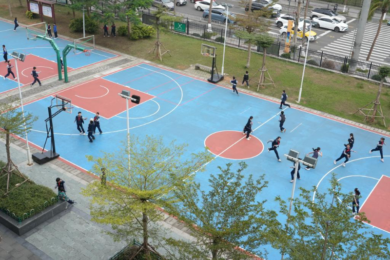 他更像是在